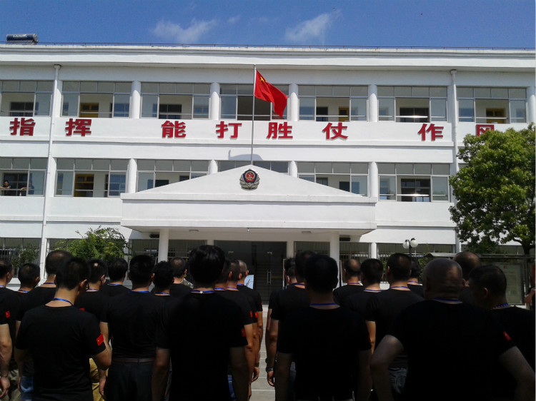 面對國旗和警徽重溫誓言.jpg