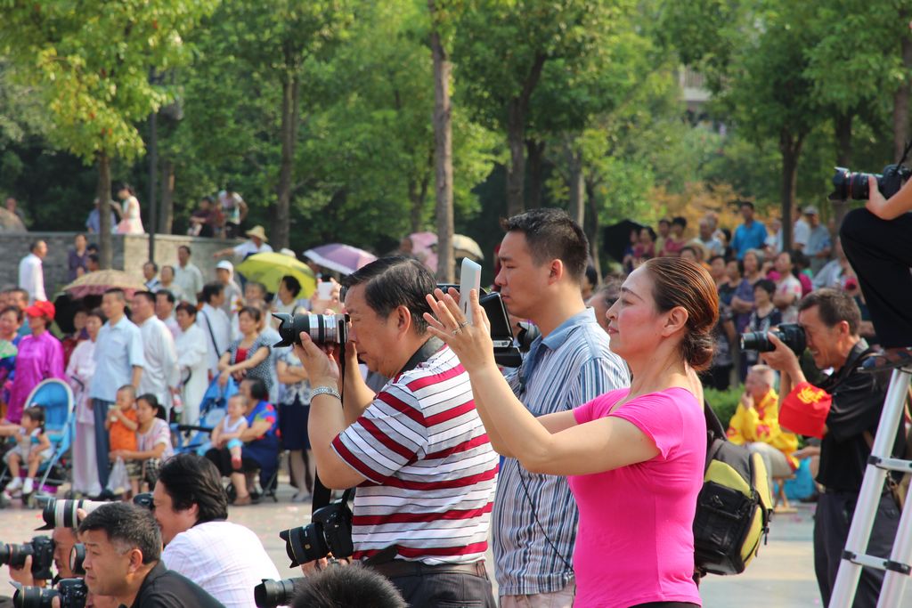 全民攝影時代的長槍短炮-紀念抗戰(zhàn)勝利70周年演出時的攝影師 (3).JPG