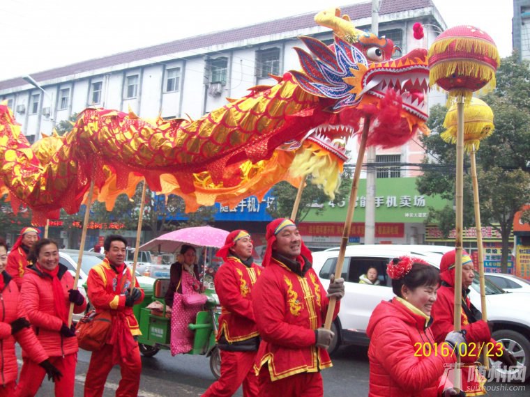 舞龍燈的在厲山社區(qū)游行