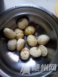 栗子去皮洗凈掰碎