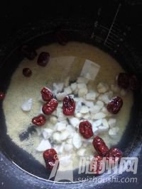 放入栗子、紅棗