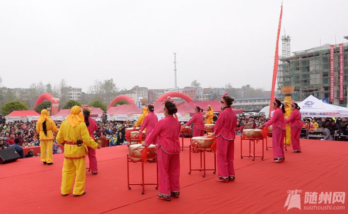2、老年藝術(shù)團(tuán)表演的威風(fēng)鑼鼓.jpg